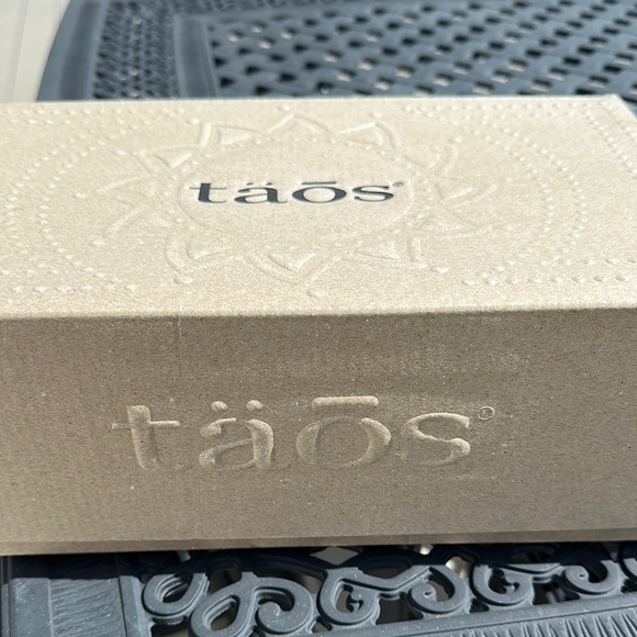 Taos Footwear Z Soul Gray and Cream Casual Sneakers - Picture 11 of 13